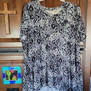 LOGO Lori Goldstein Black & Grey Short Sleeve Flounce Bottom Tunic w/ Pockets